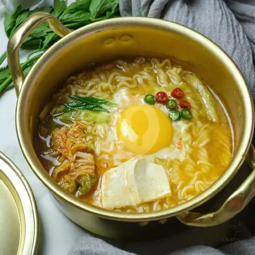 Soup Kimchi Ramen With Egg 
